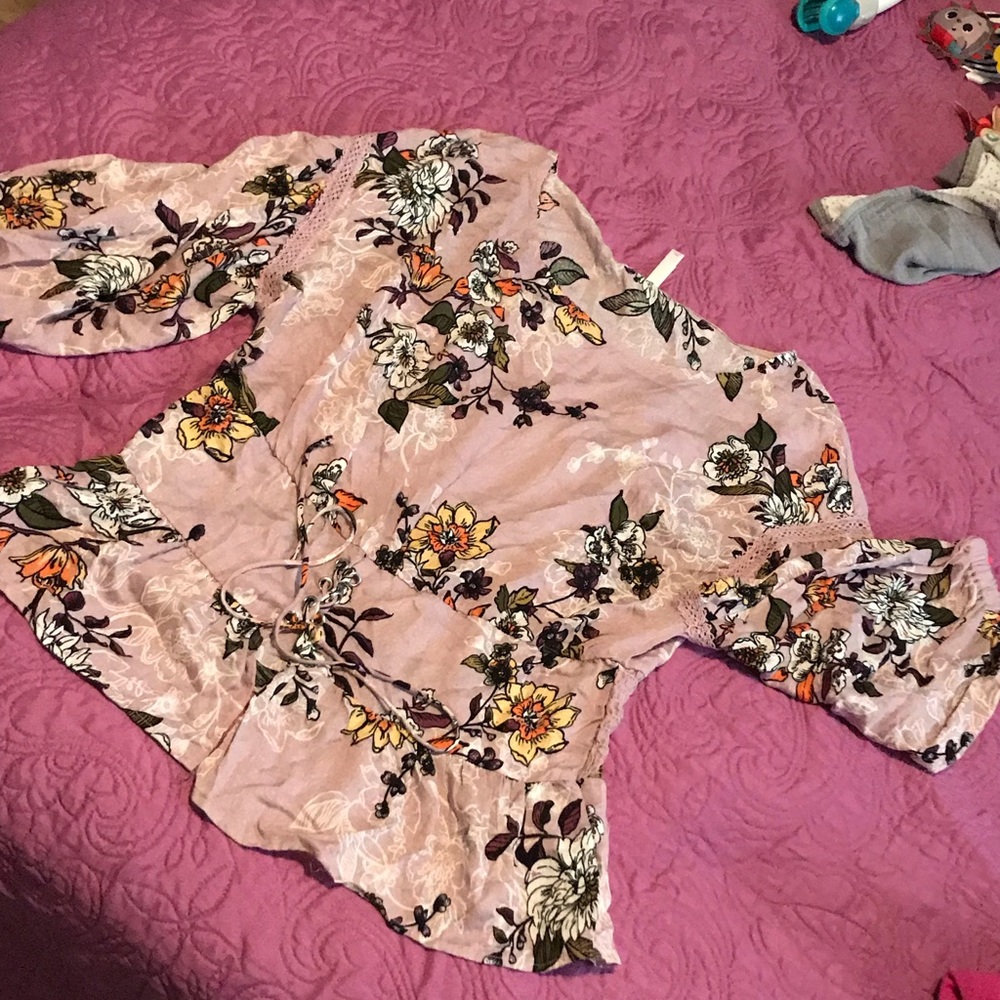 🥰 Stunning Xhiliration Blouse 🥰